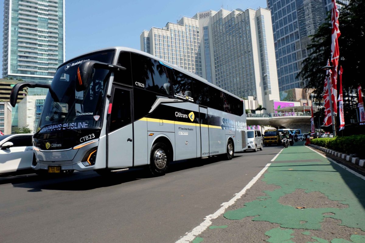 Mobil Klasik Holden Torana Bluebird Mengaspal di Jalan Ibu Kota Mobil Klasik Holden Torana Bluebird Mengaspal di Jalan Ibu Kota