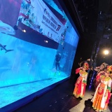 Merayakan kemerdekaan Republik Indonesia yang ke-77 Jakarta Aquarium & Safari dengan pengibaran Bendera Merah Putih di dalam aquarium besar bersama putri duyung