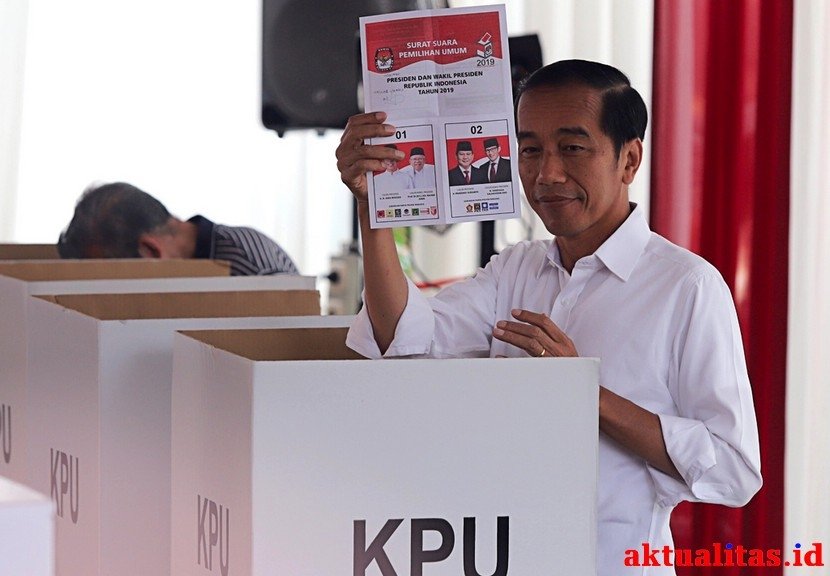 Jokowi bersama Ibu Negara Iriana gunakan hak pilihnya di TPS 008, Gambir