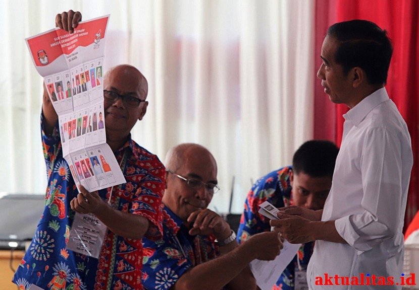 Jokowi bersama Ibu Negara Iriana gunakan hak pilihnya di TPS 008, Gambir