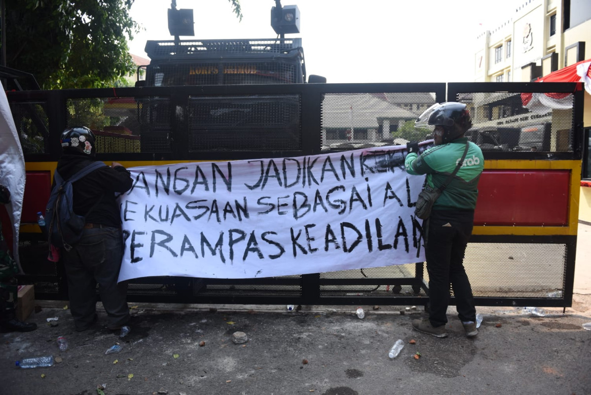 Massa Kembali Bentrok di Mako Brimob Kwitang Massa Kembali Bentrok di Mako Brimob Kwitang