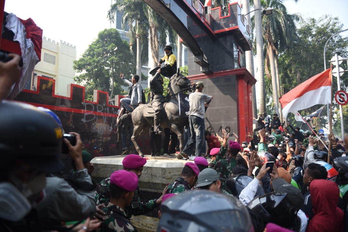 Massa Kembali Bentrok di Mako Brimob Kwitang Massa Kembali Bentrok di Mako Brimob Kwitang