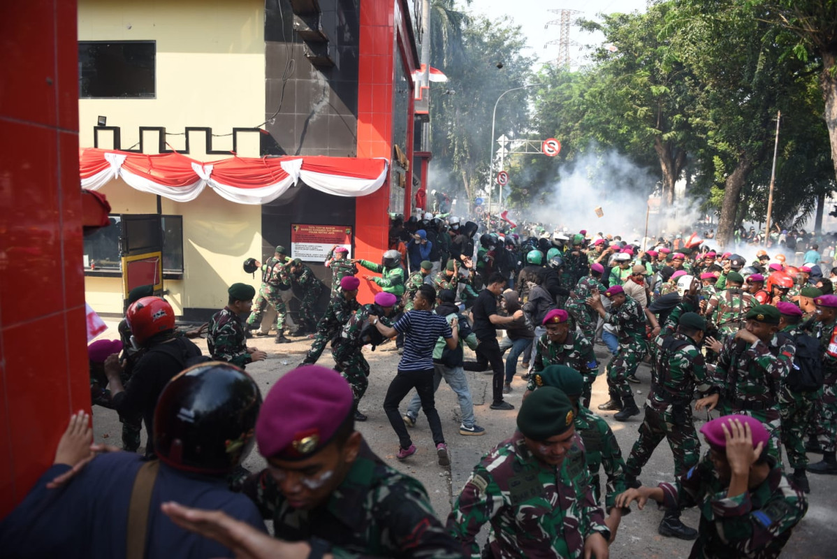 Massa Kembali Bentrok di Mako Brimob Kwitang Massa Kembali Bentrok di Mako Brimob Kwitang