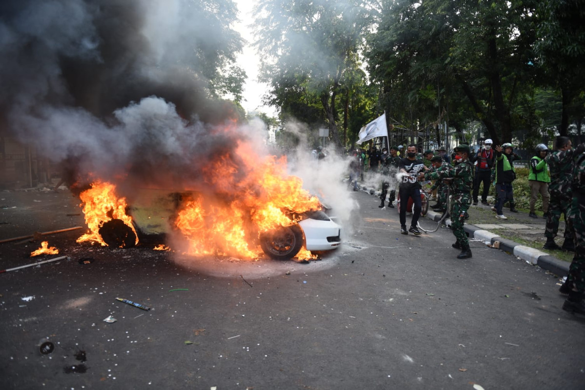 Massa Kembali Bentrok di Mako Brimob Kwitang Massa Kembali Bentrok di Mako Brimob Kwitang
