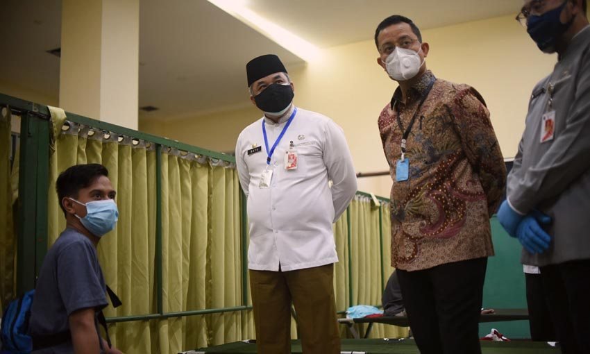 Mensos menyerahkan bantuan sosial sembako kepada penerima manfaat temporary shelter