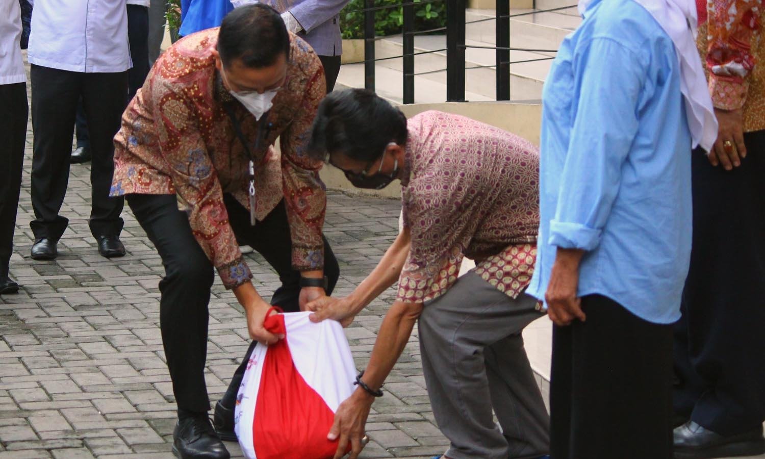 Mensos menyerahkan bantuan sosial sembako kepada penerima manfaat temporary shelter
