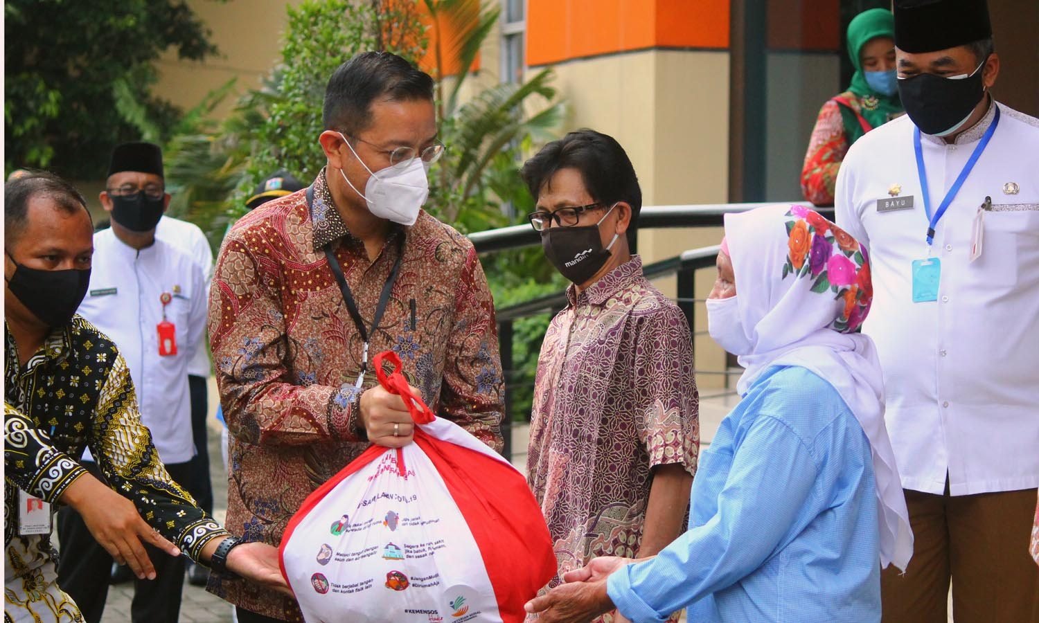 Mensos menyerahkan bantuan sosial sembako kepada penerima manfaat temporary shelter