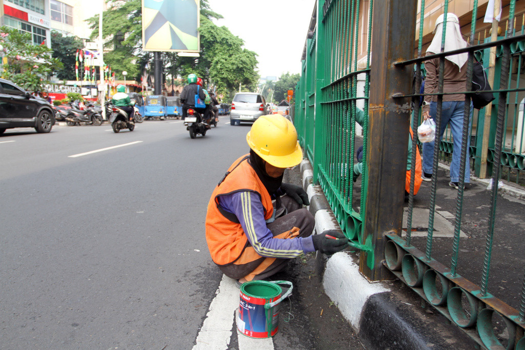 Pagar Pembatas Pejalan Kaki Stasiun Cikini Ditinggikan Pagar Pembatas Pejalan Kaki Stasiun Cikini Ditinggikan
