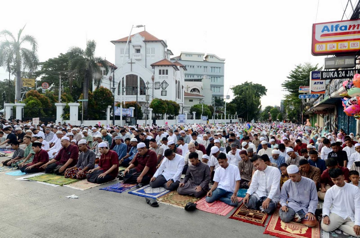 Ribuan Umat Muslim Solat Idul Fitri di Jalan Jatinegara Ribuan Umat Muslim Solat Idul Fitri di Jalan Jatinegara