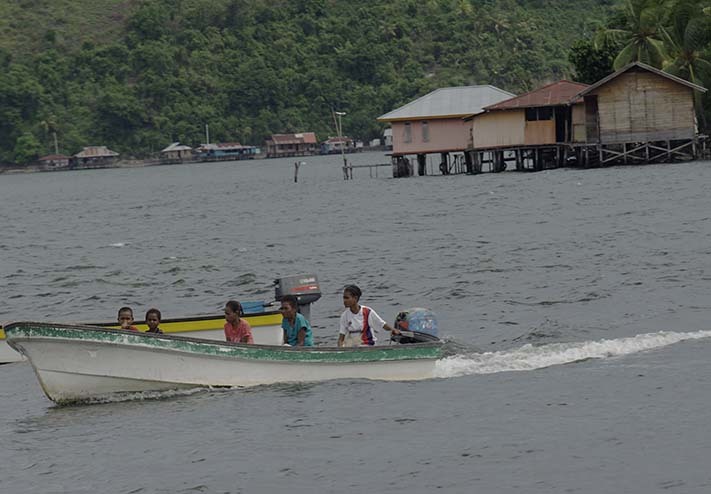 Perahu menjadi transportasi utama bagi masyarakat yang tinggal di pulau kecil Danau Sentani Perahu menjadi transportasi utama bagi masyarakat yang tinggal di pulau kecil Danau Sentani