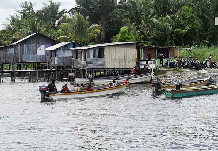 Perahu menjadi transportasi utama bagi masyarakat yang tinggal di pulau kecil Danau Sentani Perahu menjadi transportasi utama bagi masyarakat yang tinggal di pulau kecil Danau Sentani