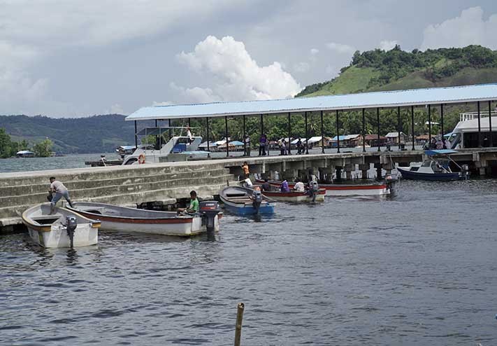 Perahu menjadi transportasi utama bagi masyarakat yang tinggal di pulau kecil Danau Sentani Perahu menjadi transportasi utama bagi masyarakat yang tinggal di pulau kecil Danau Sentani