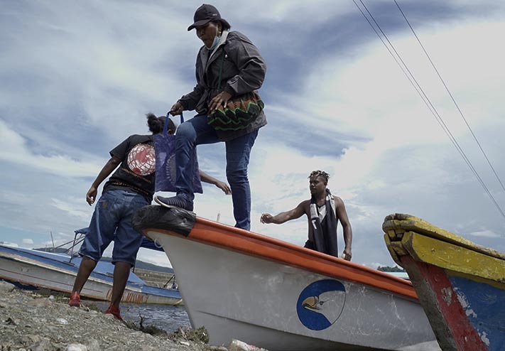 Perahu menjadi transportasi utama bagi masyarakat yang tinggal di pulau kecil Danau Sentani Perahu menjadi transportasi utama bagi masyarakat yang tinggal di pulau kecil Danau Sentani