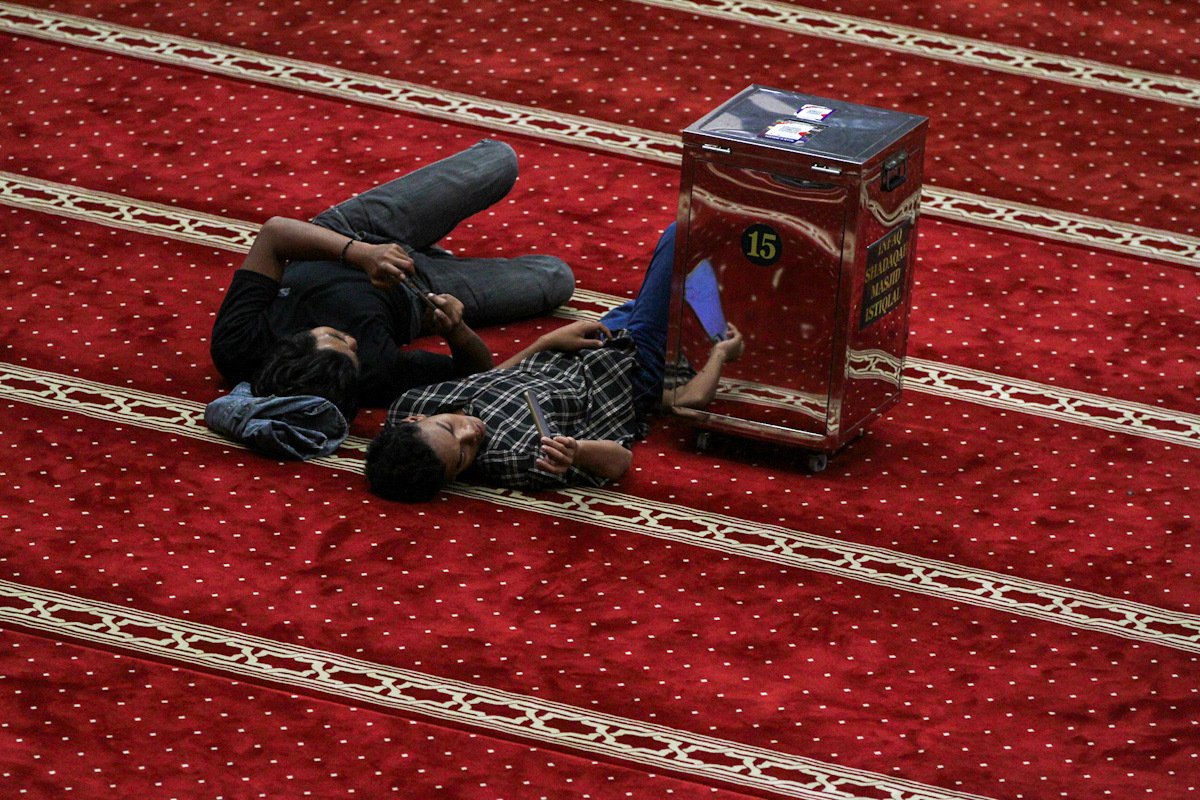 Masjid Istiqlal menjadi tempat  favorit jemaah untuk beristirahat sambil menunggu waktu berbuka puasa