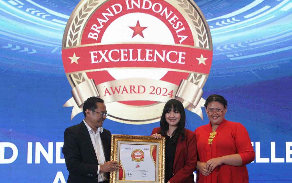 alt="Ardelyta Susanti, menerima penghargaan Brand Indonesia Excellence Award 2024 untuk kategori Food & Beverage dari Ceo Trans N Co Indonesia"