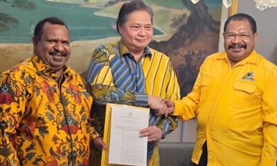 alt="Ketua Umum Partai Golkar Airlangga Hartarto (tengah) bersama John Tabo - Ones Pahabol saat memberikan surat rekomendasi dukungan untuk maju di Pilkada Papua Pegunungan 2024. "