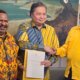 alt="Ketua Umum Partai Golkar Airlangga Hartarto (tengah) bersama John Tabo - Ones Pahabol saat memberikan surat rekomendasi dukungan untuk maju di Pilkada Papua Pegunungan 2024. "