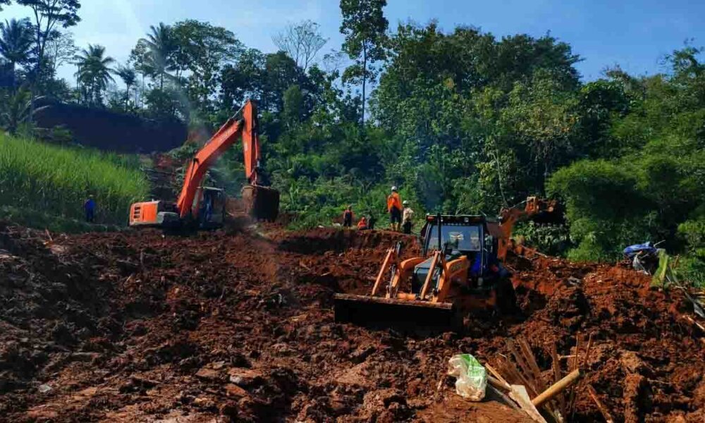 alat berat excavator saat di tanah longsor