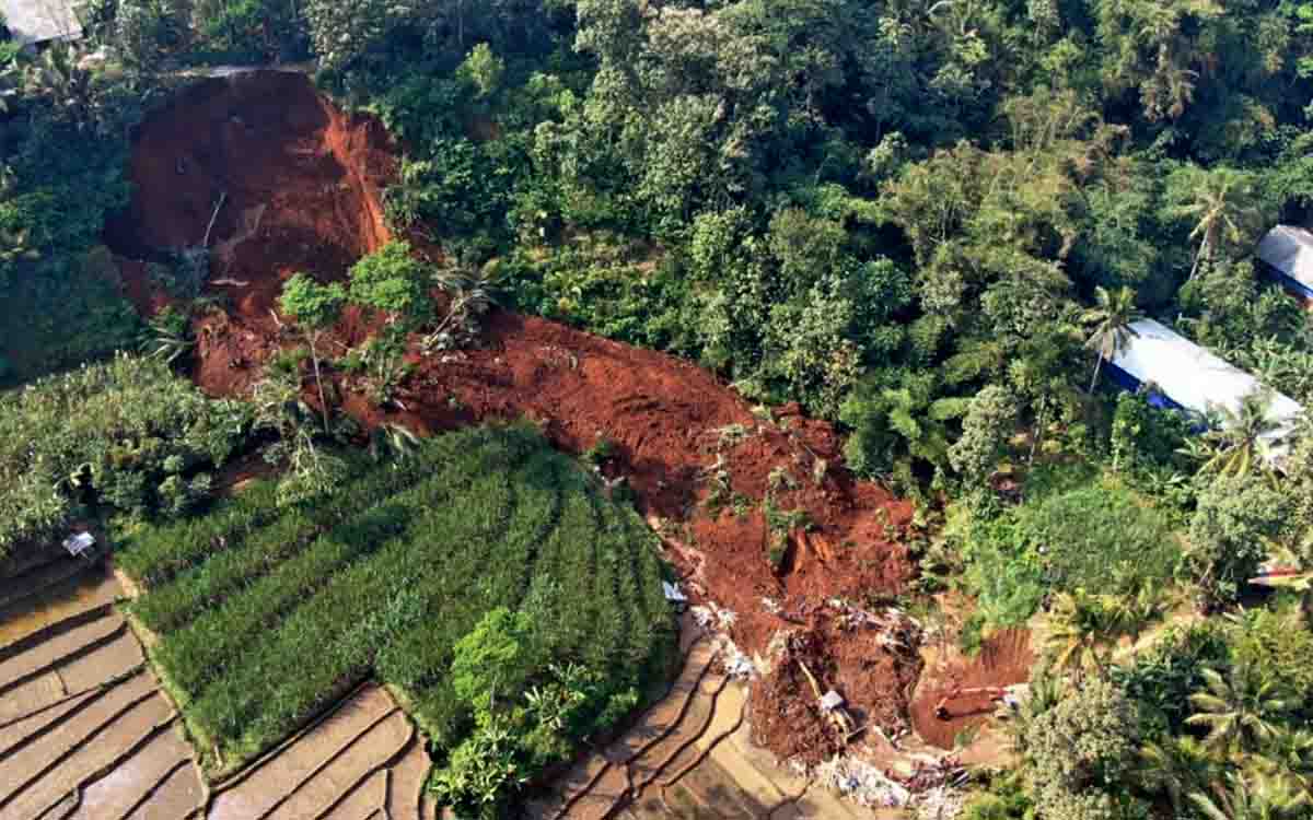 pemandangan tanah longsor