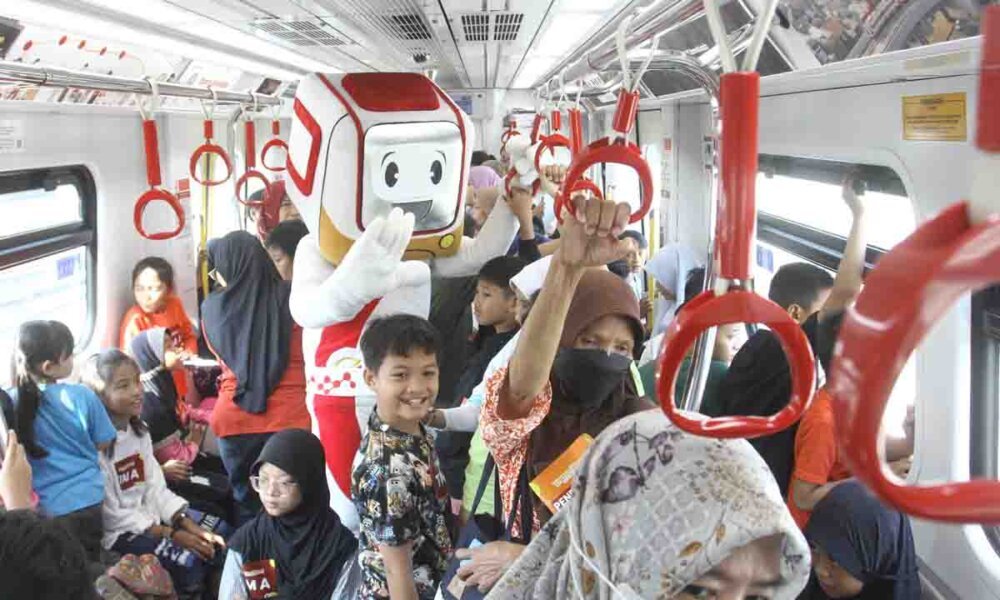 anak anak naik kereta LRT Jakarta