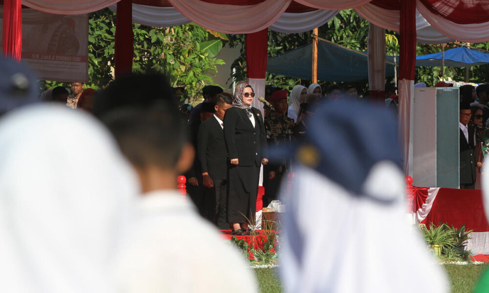 alt="Anggota Bawaslu RI Lolly Suhenty, menjadi Inspektur Upacara di Lapangan Sepakbola Desa Sungai Nyamuk, Kecamatan Sebatik Timur, Kabupaten Nunukan, Kalimantan Utara (Kaltara), Sabtu (17/8/2024)"