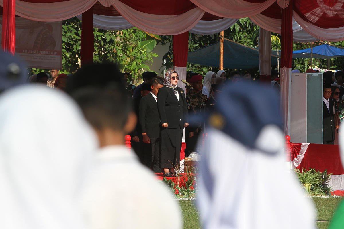 alt="Anggota Bawaslu RI Lolly Suhenty, menjadi Inspektur Upacara di Lapangan Sepakbola Desa Sungai Nyamuk, Kecamatan Sebatik Timur, Kabupaten Nunukan, Kalimantan Utara (Kaltara), Sabtu (17/8/2024)"