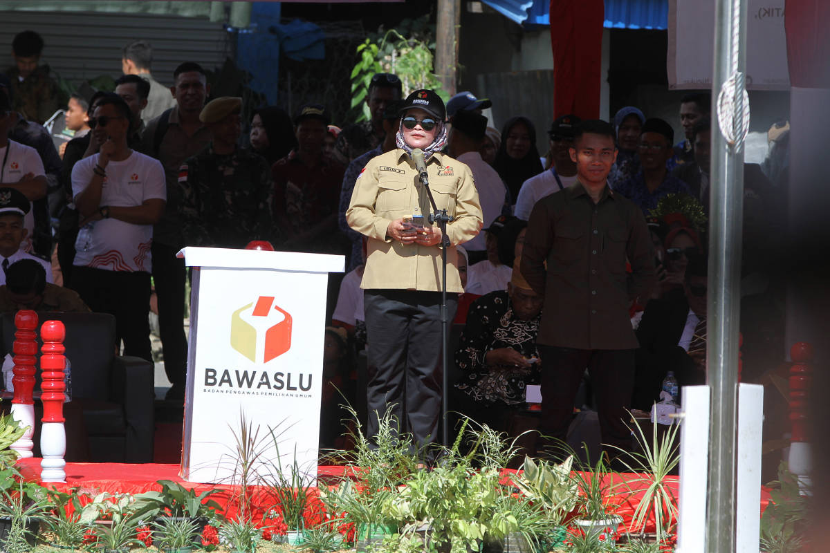 alt='Anggota Bawaslu RI Lolly Suhenty, memimpin apel siaga Pengawasan Partisipatif Pemilihan Kepala Daerah (Pilkada) Serentak 2024, di daerah terluar Indonesia, di Pulau Sebatik, Kabupaten Nunukan, Kalimantan Utara"