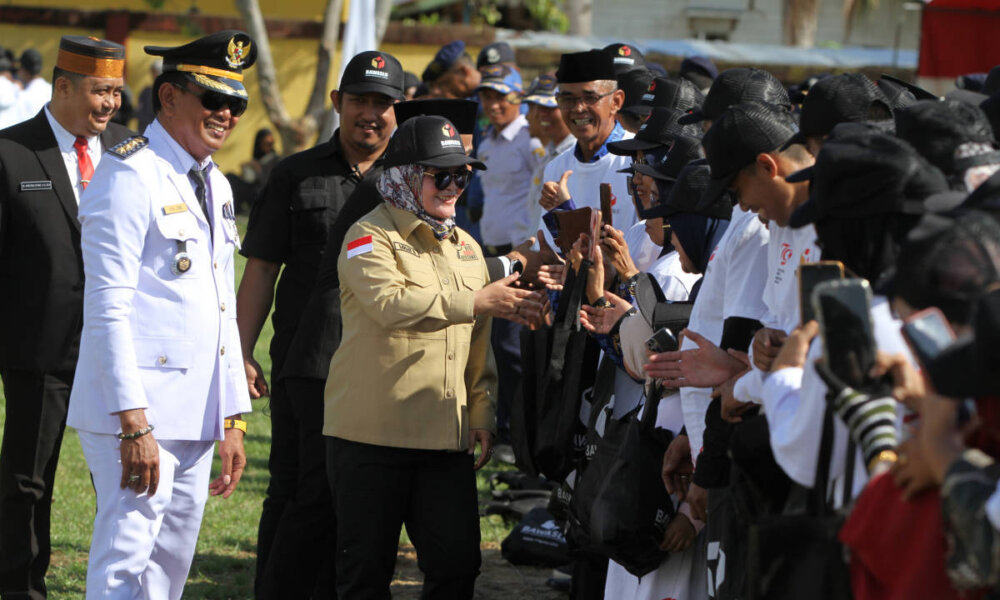 alt='Anggota Bawaslu RI Lolly Suhenty, memimpin apel siaga Pengawasan Partisipatif Pemilihan Kepala Daerah (Pilkada) Serentak 2024, di daerah terluar Indonesia, di Pulau Sebatik, Kabupaten Nunukan, Kalimantan Utara"