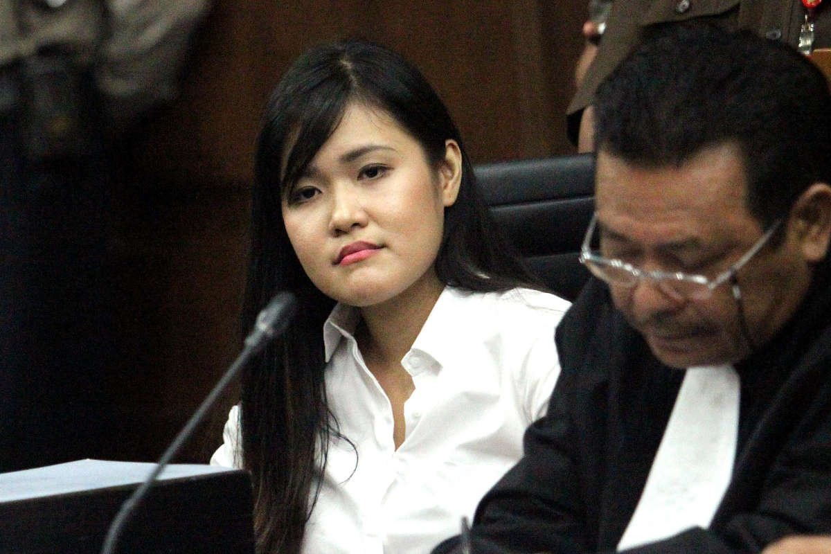 alt="jessica wongso saat menjalani sidang kasus pembunuhan kopi sianida"