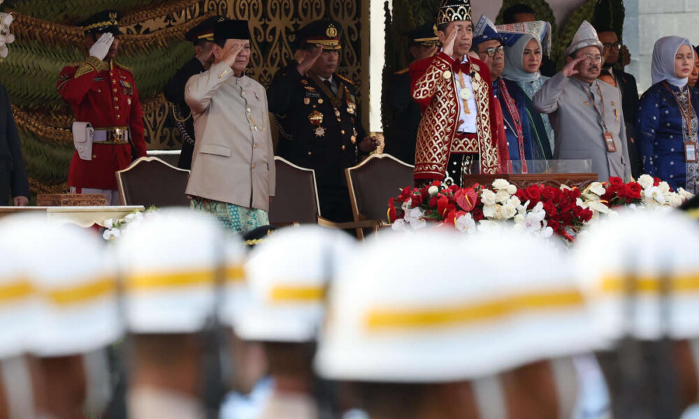 alt="Prabowo Subianto bersama Presiden Joko Widodo saat HUT RI ke 79 di IKN"