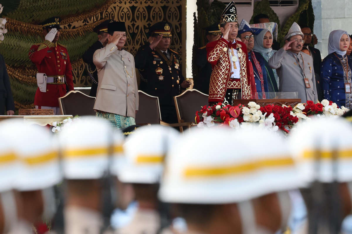 alt="Prabowo Subianto bersama Presiden Joko Widodo saat HUT RI ke 79 di IKN"