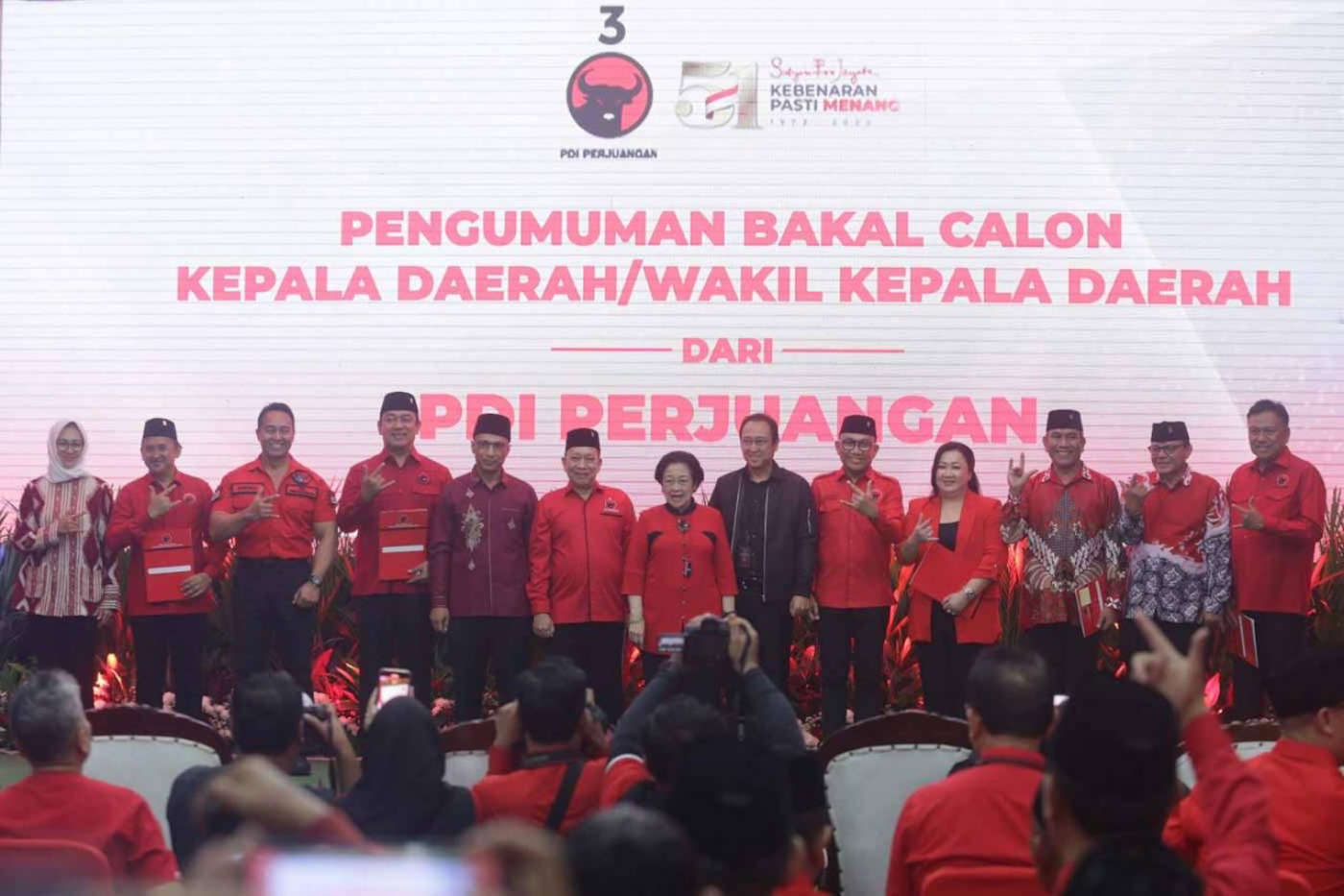 alt="Ketua Umum PDI Perjuangan Megawati Soekarnoputri, berfoto dengan enam pasang bakal calon gubernur dan bakal calon wakil gubernur usai memberikan surat keputusan (SK) partai di Kantor DPP PDI Perjuangan"