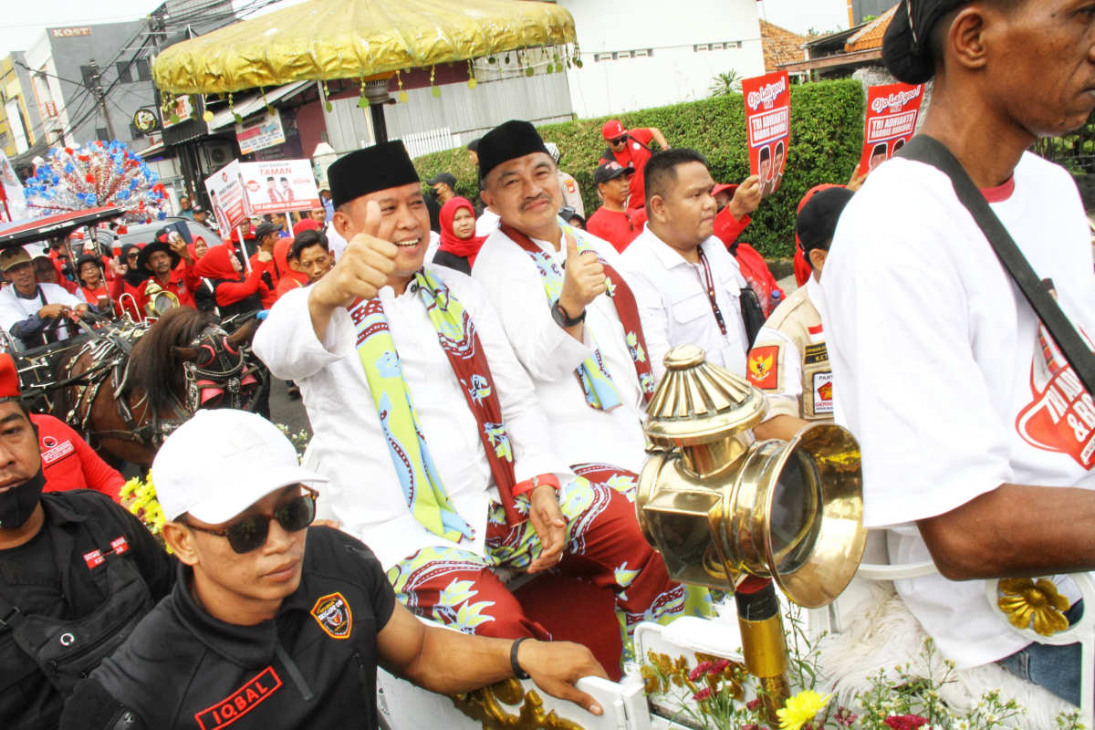 ALT="saat akan mendaftarkan diri sebagai peserta Pilwalkot Bekasi di Kantor Komisi Pemilihan Umum (KPU) Bekasi"