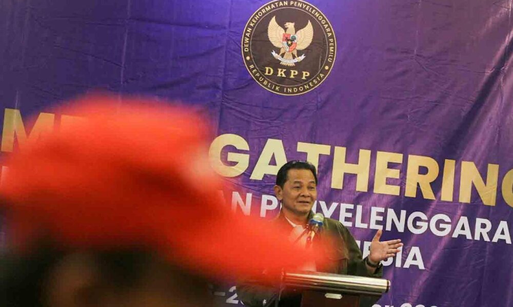 alt="Ketua Dewan Kehormatan Penyelenggara Pemilu (DKPP) Heddy Lukito, bersama Anggota Dewan Kehormatan Penyelenggara Pemilu (DKPP) J. Kristiadi, memberikan pemaparanya saat acara Media Gathering yang digelar DKPP dengan wartawan di Bogor, Jawa Barat, Kamis (26/9/2024). Sepanjang tahun 2024 Dewan Kehormatan Penyelenggara Pemilu (DKPP) telah menerima 514 aduan dugaan pelanggaran Kode Etik Penyelenggara Pemilu (KEPP)"