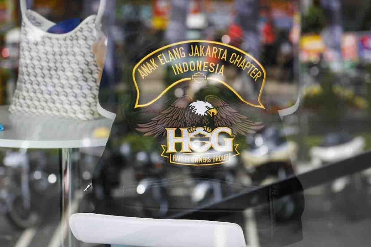 alt="Foto refleksi pengunjung saat peresmian dealer Anak Elang Harley-Davidson (AEH-D)"