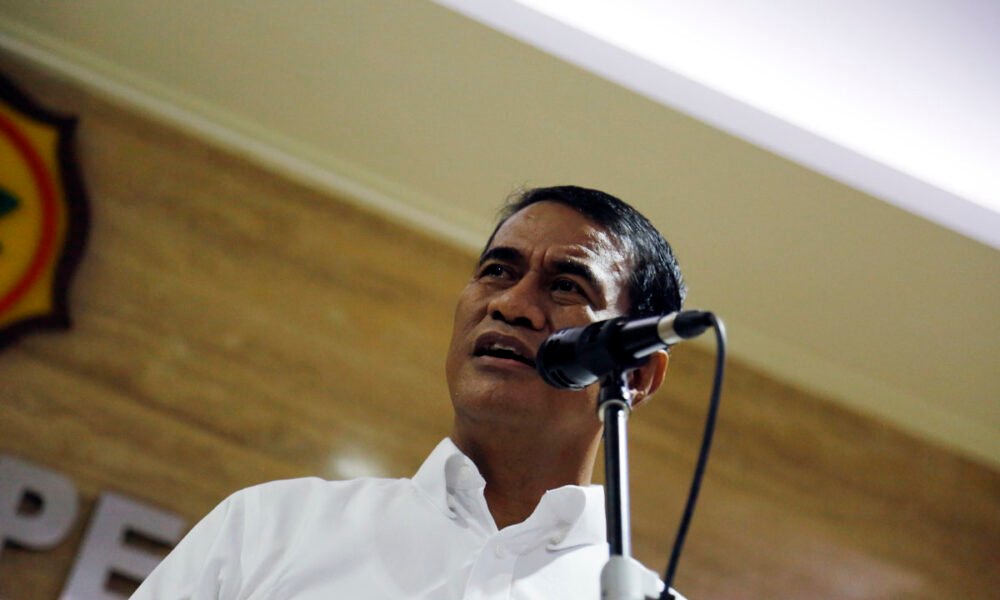 ALT="MENTAN ANDI AMRAN SULAIMAN SAAT KONFERENSI PERS"
