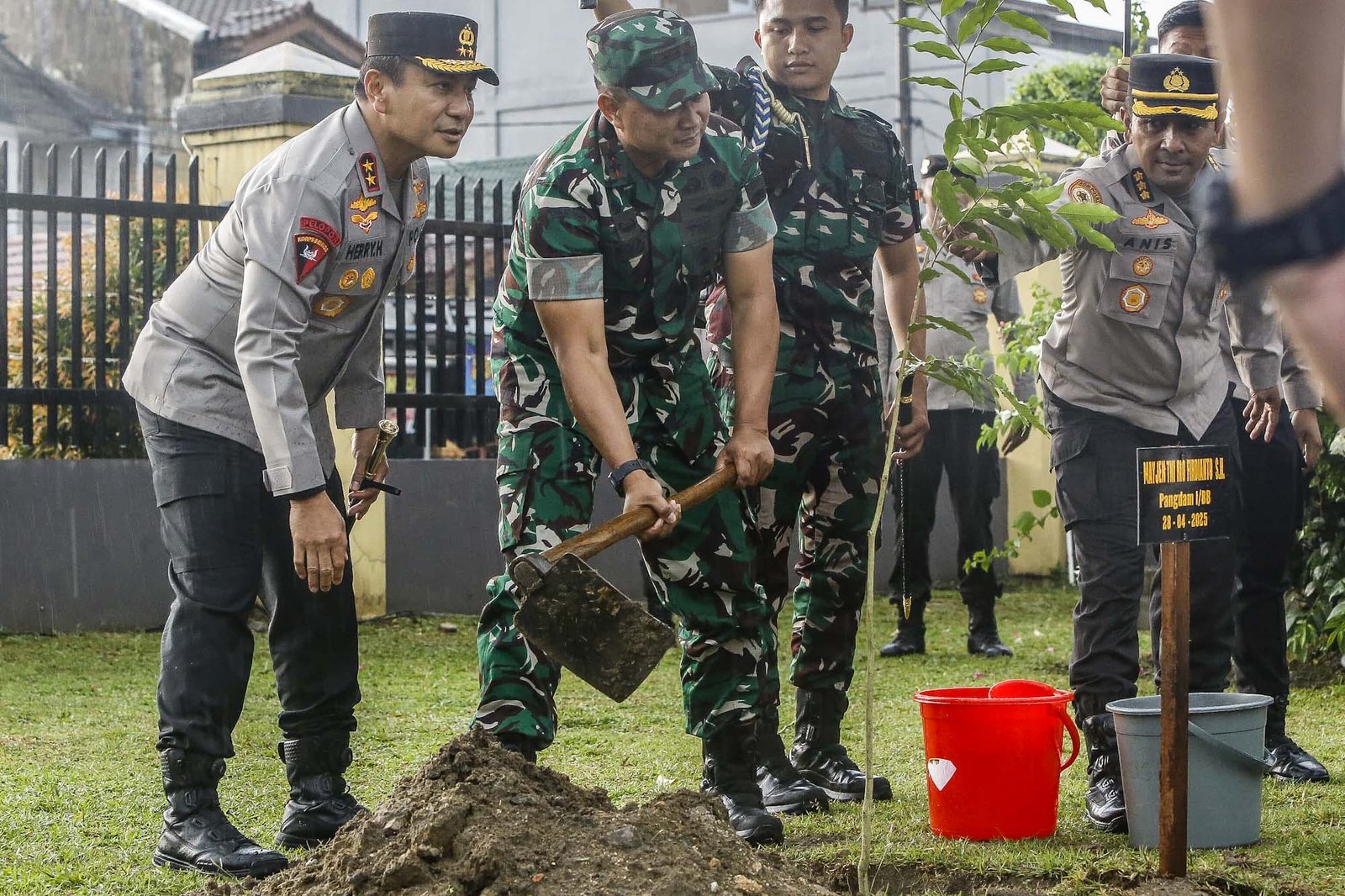 alt="Kapolda Riau Irjen Herry Heryawan bersama Panglima Komando Daerah Militer (Pangdam) I/Bukit Barisan Mayjen TNI Rio Firdianto melakukan penanaman pohon di Polda Riau"