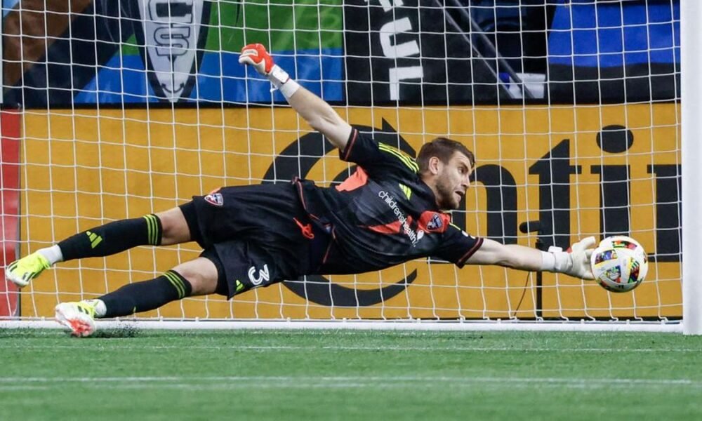alt="Kiper timnas Indonesia, Maarten Paes (FC Dallas) clean sheet"
