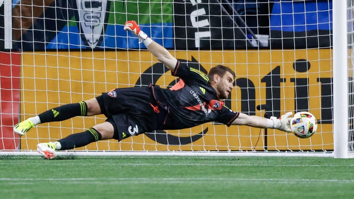 alt="Kiper timnas Indonesia, Maarten Paes (FC Dallas) clean sheet"