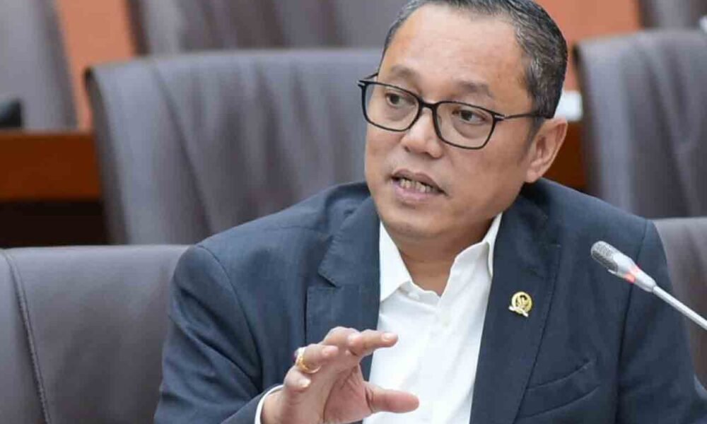 alt="Politisi PDIP, Deddy Yevri Sitorus saat RDP di DPR"