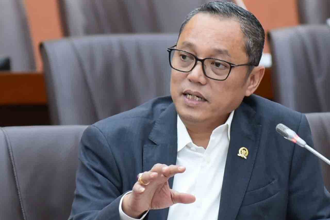 alt="Politisi PDIP, Deddy Yevri Sitorus saat RDP di DPR"