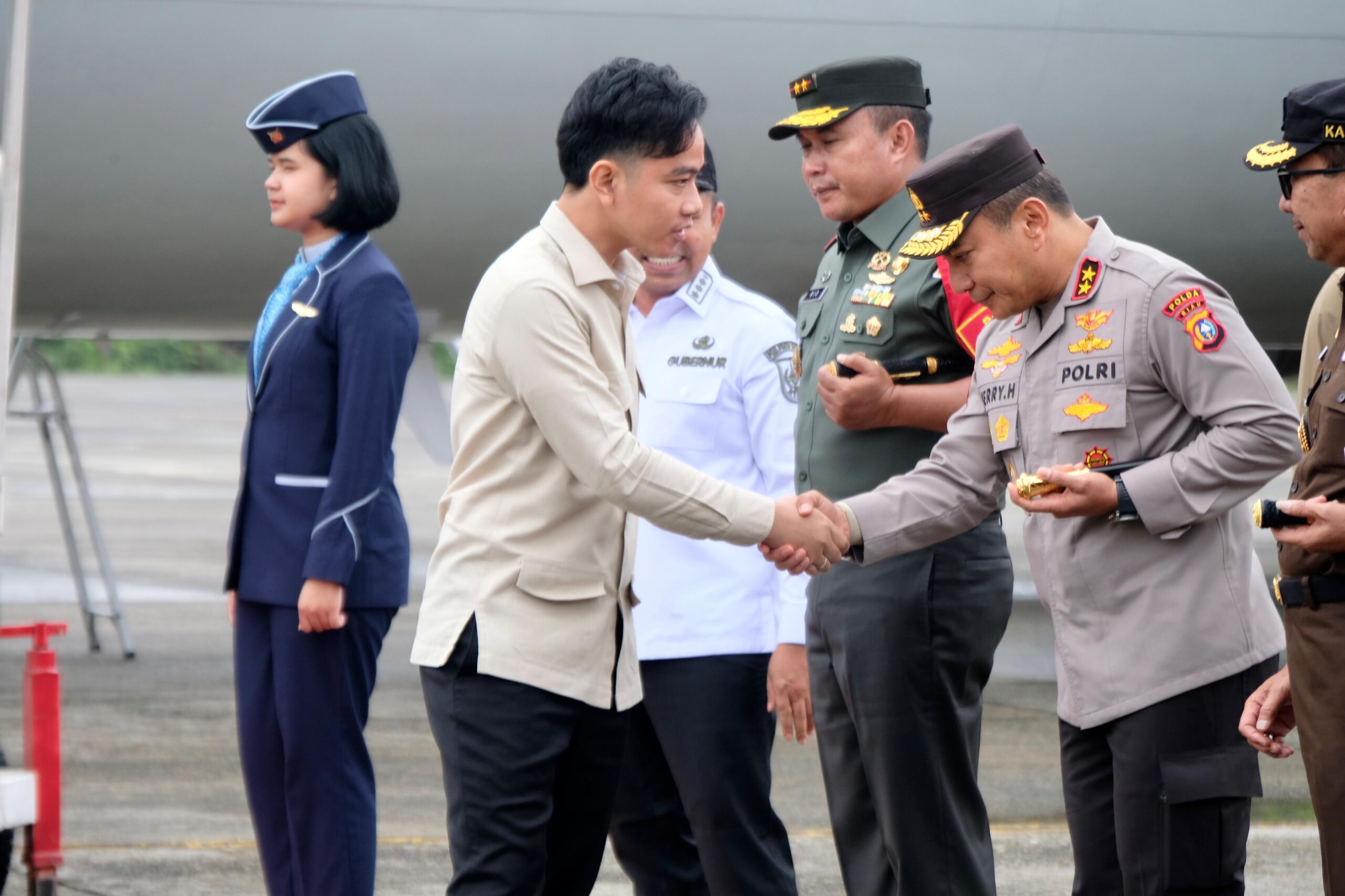 alt=Kapolda riau bersama kapolda Riau di lanud