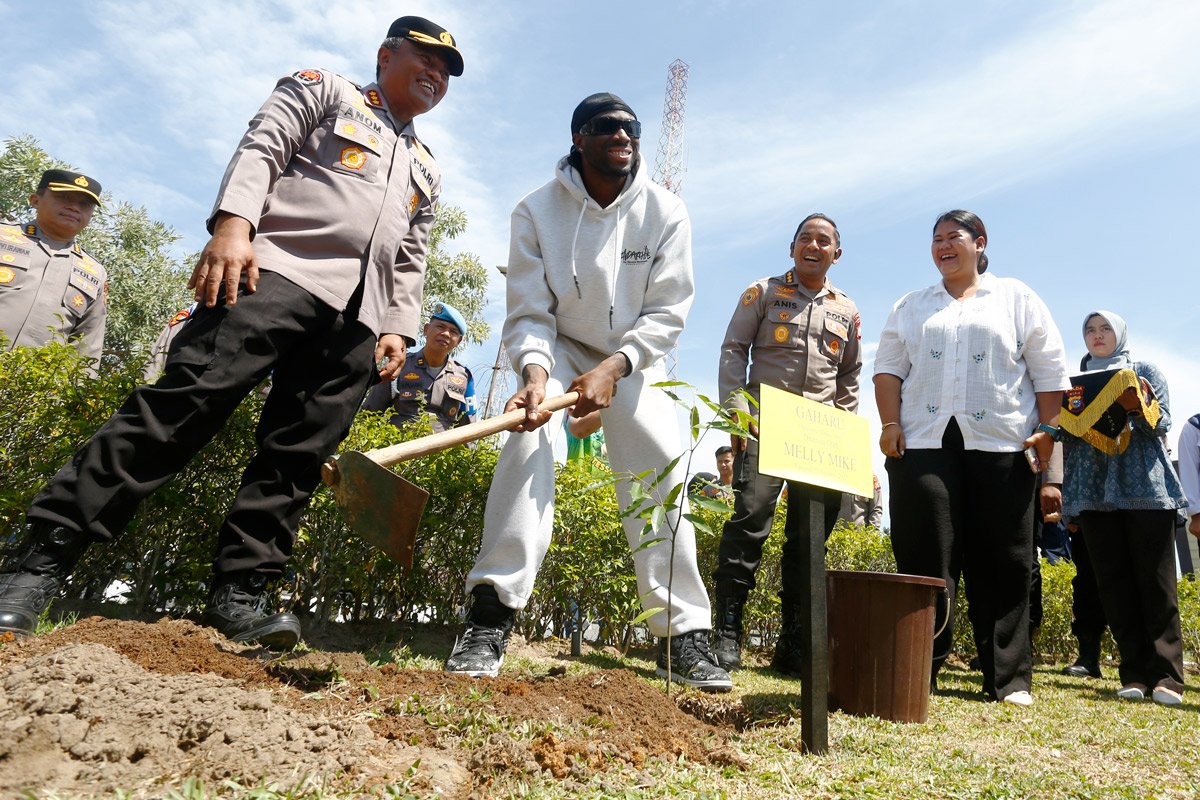 ALT=“Melly Mike menanam pohon gaharu di Polda Riau bersama pejabat utama, Senin (25/8/2025).”