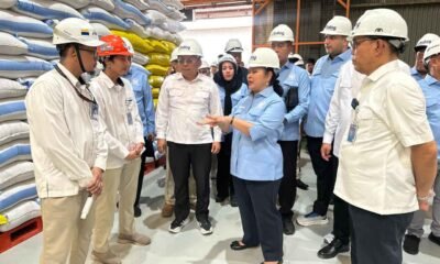 Titiek Soeharto bersama pejabat BULOG memeriksa ketersediaan beras di Sulawesi Selatan.