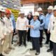 Titiek Soeharto bersama pejabat BULOG memeriksa ketersediaan beras di Sulawesi Selatan.