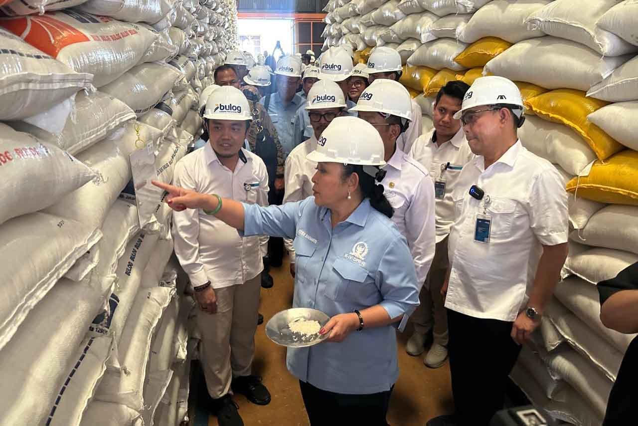 Titiek Soeharto bersama pejabat BULOG memeriksa ketersediaan beras di Sulawesi Selatan.