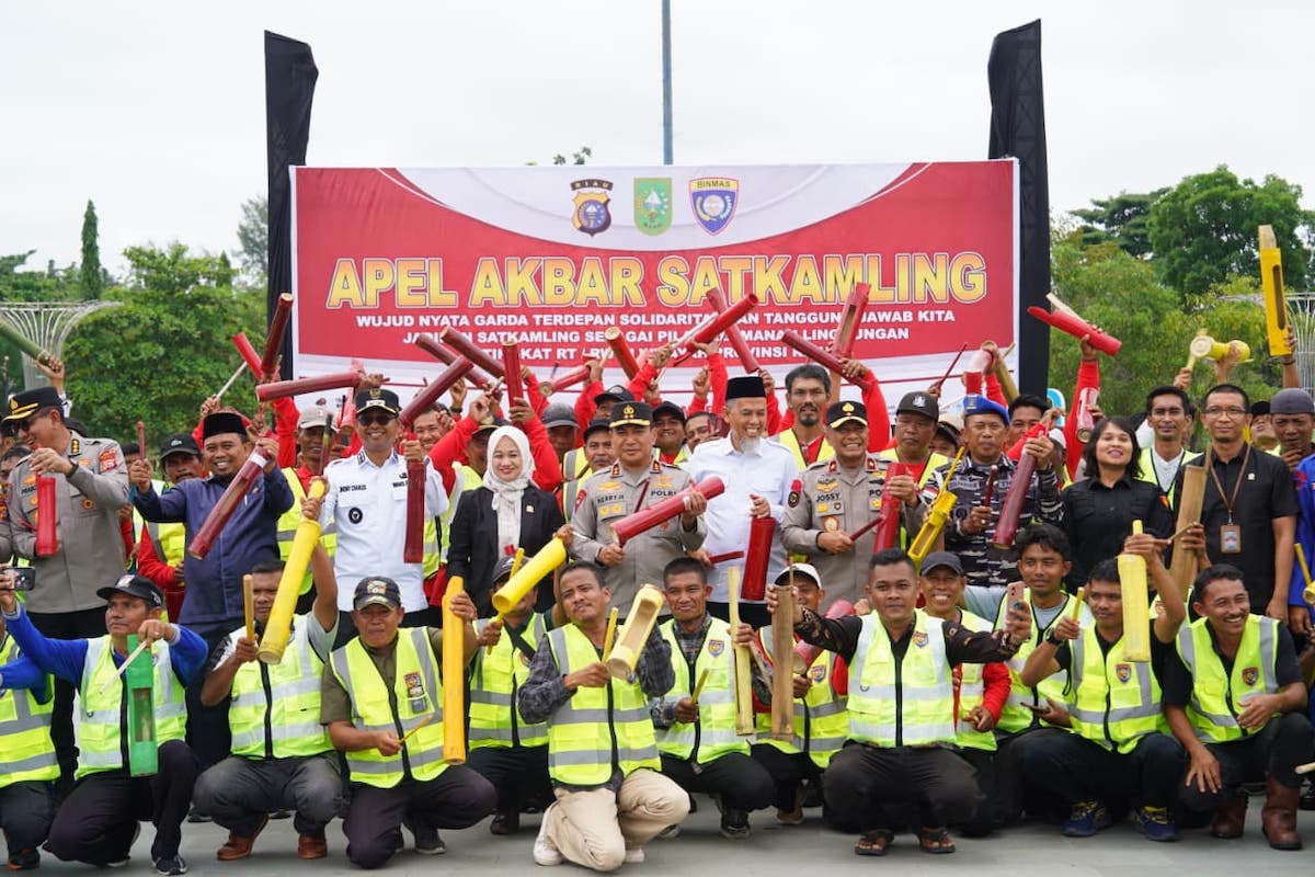 “Kapolda Riau Irjen Herry Heryawan bersama jajaran dan masyarakat mengikuti Apel Akbar Satkamling Green Policing di Dumai sebagai simbol kebersamaan menjaga keamanan dan kelestarian lingkungan, Rabu 17 September 2025.”