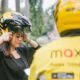 Penumpang mengenakan helm sebelum menggunakan layanan transportasi daring Maxim Indonesia