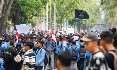 Ratusan mahasiswa dari berbagai universitas di Riau gelar aksi damai di Jalan Jenderal Sudirman, Pekanbaru, menuntut pembebasan rekan mereka dan pengesahan RUU Perampasan Aset