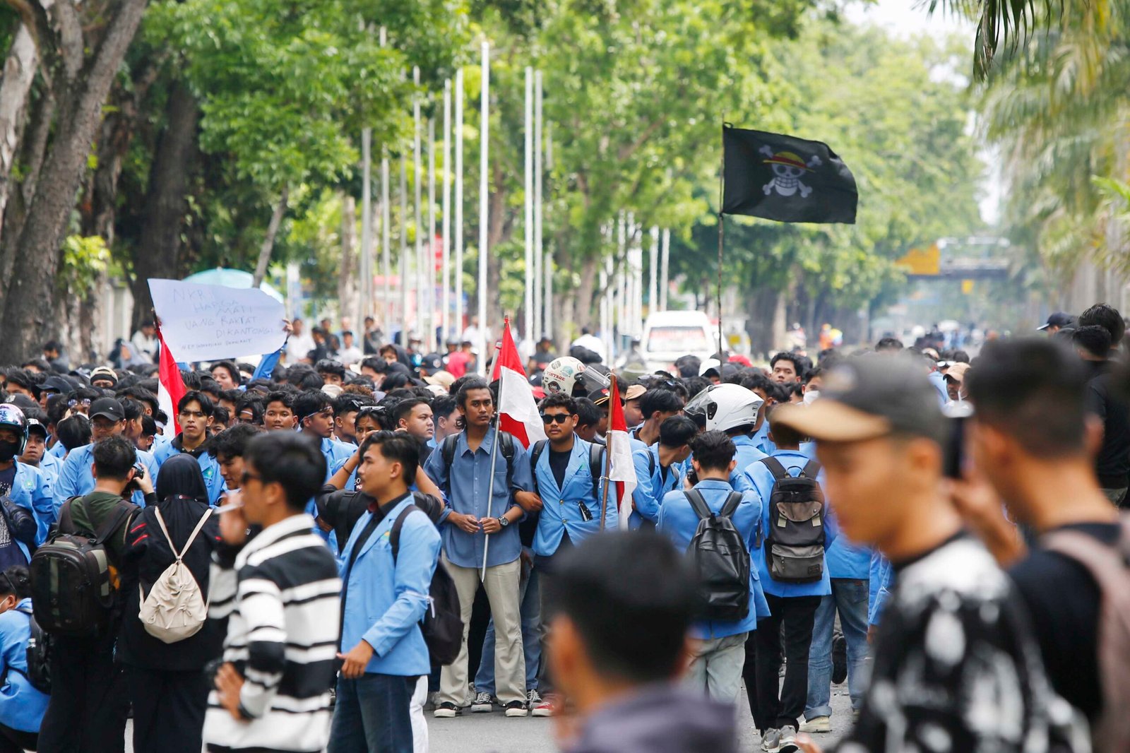 Ratusan mahasiswa dari berbagai universitas di Riau gelar aksi damai di Jalan Jenderal Sudirman, Pekanbaru, menuntut pembebasan rekan mereka dan pengesahan RUU Perampasan Aset